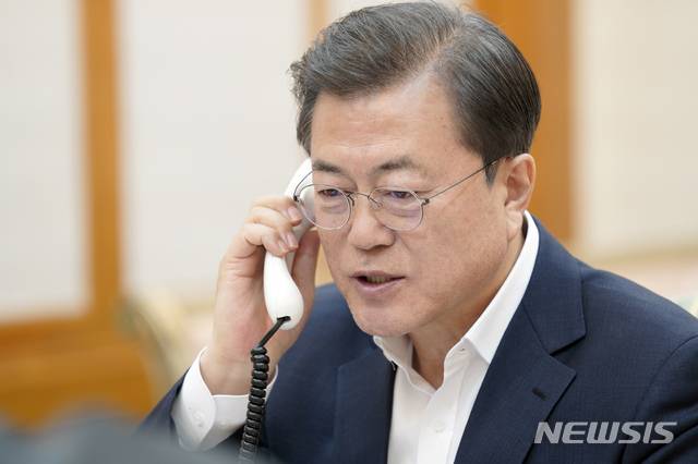 [서울=뉴시스]문재인 대통령이 24일 청와대 관저에서 도널드 트럼프 미국 대통령과 통화하고 있다.(사진=청와대) 2020.03.24.   photo@newsis.com