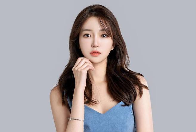 이윤지 연합뉴스TV아나운서가 폐렴으로 사망한 17세 대구 고교생 코로나19 검사 소식을 전하며 “다행히”라는 표현을 쓴 것에 대해 직접 사과했다. /사진=이윤지 아나운서 인스타그램