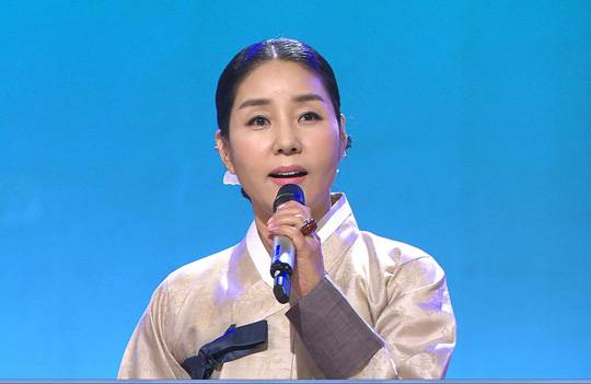 방송에서 경기민요를 부르는 모습. 양금석 배우 제공
