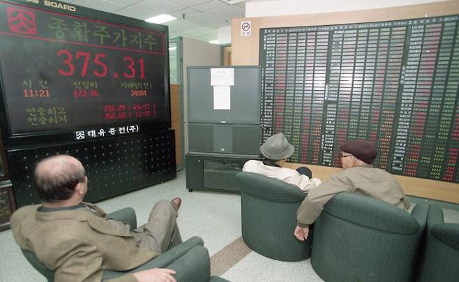 1997년 IMF 외환위기 당시 처음 1년간 주가는 급락했다. 위기의 정점 이후 주가는 빠르게 올랐다. 이후 8개월간 주가는 3배 가까이 올랐다. 그렇게 우리 시장 역사상 가장 빠른 상승 기록을 남겼다. ⓒ연합뉴스