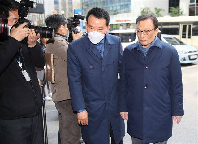이해찬(오른쪽) 더불어민주당 대표가 24일 불출마 의원들과 범여권 비례연합정당인 더불어시민당으로 이적하는 문제 등을 논의하기 위해 서울 영등포구 당사에 도착하고 있다. 연합뉴스