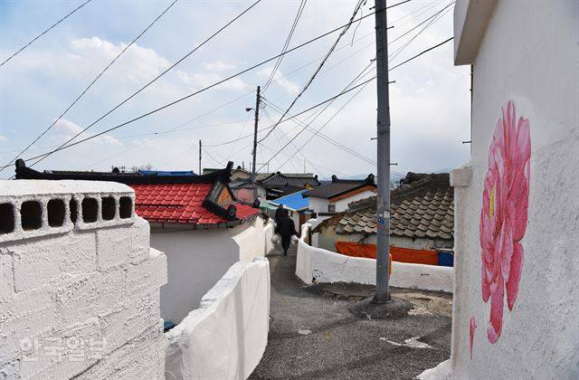 언덕 꼭대기 골목길은 전망 좋은 갤러리로 변신했다.