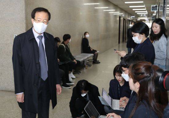 미래통합당 공천관리위원장 직무대행인 이석연 공관위 부위원장이 20일 오후 국회에서 열린 공관위 회의에 참석하기 전 기자들의 질문에 답변하고 있다. 연합뉴스