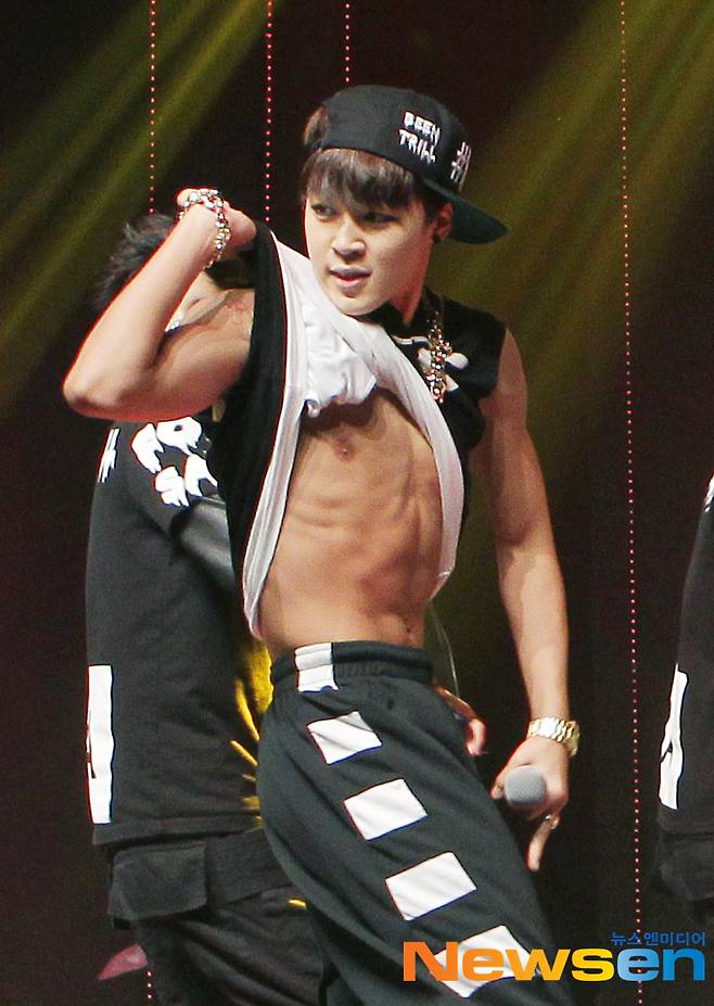 방탄소년단(BTS) 지민이 2013년 6월 13일 데뷔 쇼케이스에서 식스팩 복근을 드러내는 퍼포먼스를 선보이고 있다.