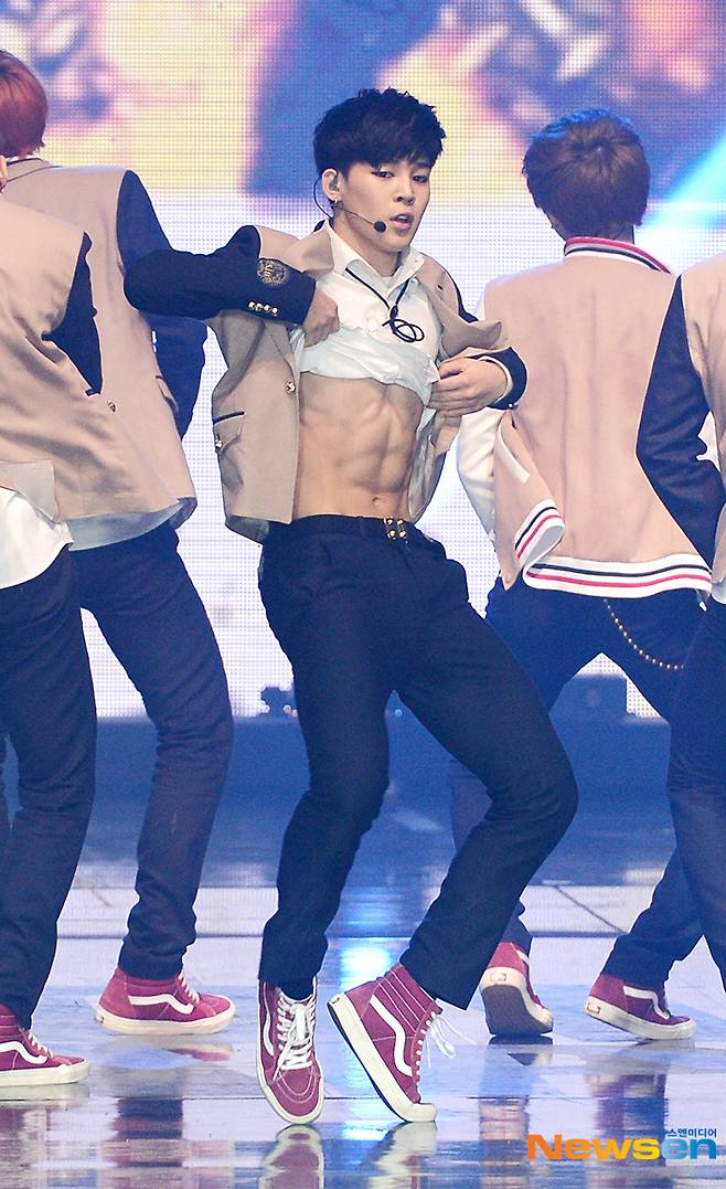 방탄소년단(BTS) 지민이 2014년 와팝공연에서 멋진 안무를 선보임과 동시에 초콜릿 복근을 공개했다.