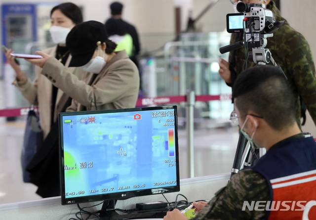 [제주=뉴시스]우장호 기자 = 신종 코로나바이러스 감염증(코로나19)이 확산 중인 24일 제주국제공항 3층 국내선 출발 탑승장 앞에 이용객 발열검사를 위한 열화상 감지 카메라가 운용 중이다. 2020.03.24. woo1223@newsis.com