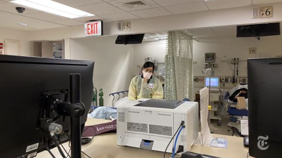 엘름허스트 병원이 다른 병원에서 지원받은 산소호흡기. 5대밖에 없어서 환자수에 비해 턱없이 부족한 상황이다. 뉴욕타임스 영상 캡쳐