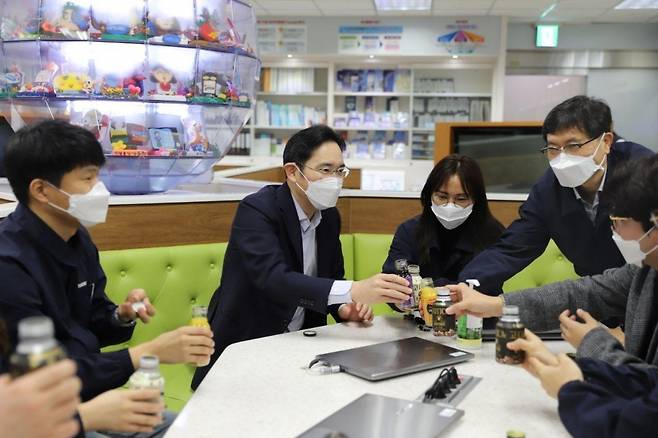 이재용 삼성전자 부회장이 지난 3일 삼성전자 구미사업장을 방문, 임직원들을 격려하고 있다. /사진제공=삼성전자