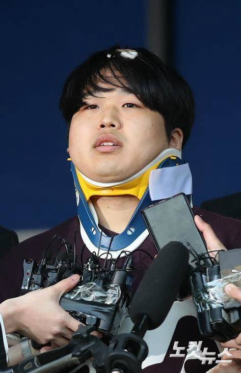 메신저 텔레그램에서 성 착취물을 제작하고 유포한 '박사방' 운영자 조주빈이 25일 오전 서울 종로경찰서에서 검찰에 송치되기 위해 호송차량으로 향하고 있다. (사진=이한형 기자/자료사진)