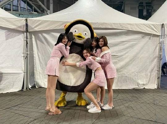 ▲ 트와이스와 펭수. 출처| 트와이스 인스타그램