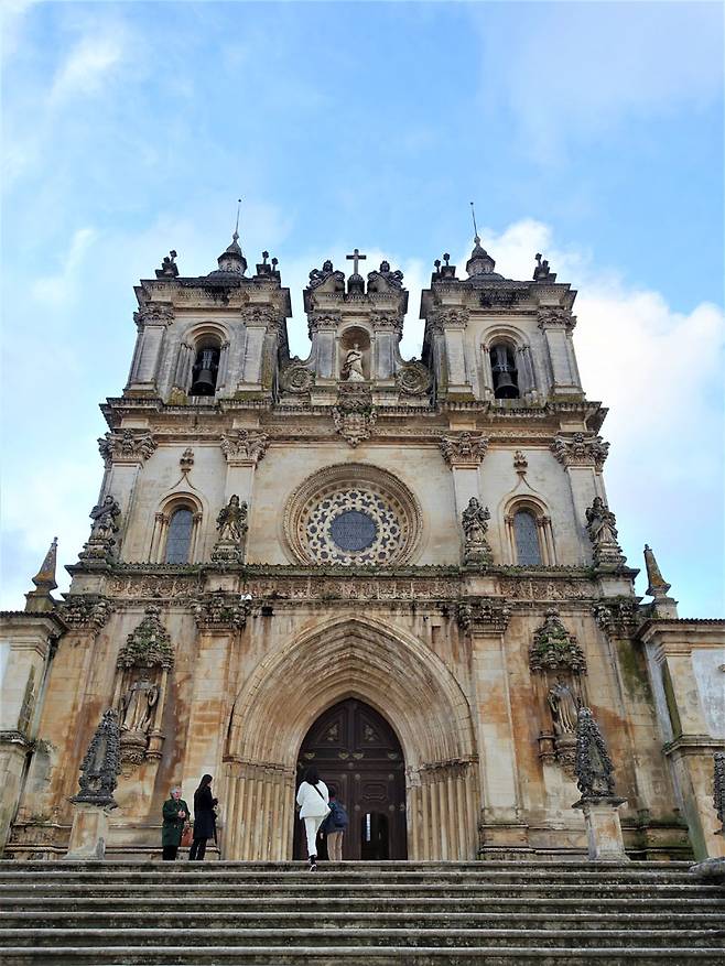 페드로 왕과 그의 연인 이네즈의 사랑 이야기를 담고 있는 알코바사 수도원