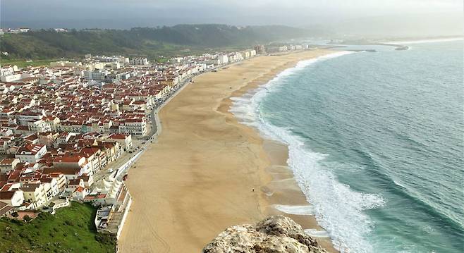 나자레는 넓고 긴 해변과 거침없는 파도로 유명하다