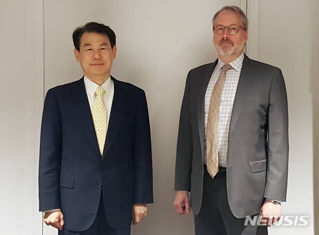 [서울=뉴시스]정은보 한·미 방위비분담협상대사와 제임스 드하트 미 국무부 방위비분담협상대표(정치군사국 선임보좌관)가 17일(현지시간) 미국 로스앤젤레스에서 한·미 방위비분담특별협정 체결을 위한 11차 회의에 참석해 기념촬영을 하고 있다. (사진=외교부 제공) 2020.03.18.photo@newsis.com