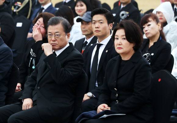추모 영상 보는 문 대통령 - 문재인 대통령과 김정숙 여사가 27일 국립대전현충원에서 서해수호의 날 기념식 중 추모 영상을 보고 있다. 2020.3.27 연합뉴스