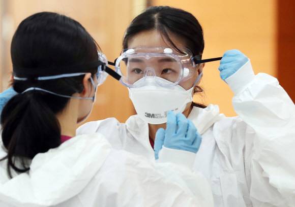 - 국군간호사관학교 신임 장교들이 2일 대전광역시 국군간호사관학교에서 대구 국군병원으로 파견을 가기 전 신종 코로나바이러스 감염증(코로나19) 관련한 방호복 착용 교육을 받고 있다.1일자로 소위로 임관한 간호장교 75명은 3일 임관식 후 첫 부임지로 대구지역 현장에 투입된다. 2020. 3.2 도준석 기자pado@seoul.co.kr