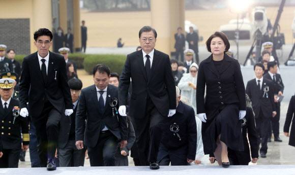 현충탑 향하는 문 대통령 - 문재인 대통령과 김정숙 여사가 27일 서해수호의 날 기념식이 열린 국립대전현충원에서 유가족 등과 현충탑으로 이동하고 있다. 2020.3.27 연합뉴스