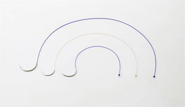 [생생과학]실 표면에는 미세한 가시가, 끝부분에는 삼각형 모양이 달려 있어 매듭을 짓지 않아도 되는 생분해성 봉합사. 삼양바이오팜 제공