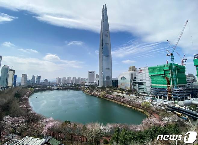 송파구는 신종 코로나바이러스 감염증(코로나19) 확산을 막기 위해 올해 예정된 석촌호수 벚꽃축제를 취소한데 이어 다음달 12일까지 석촌호수 진출입로는 전면 폐쇄한다.  사진은 27일 오후 서울 송파구 석촌호수의 모습./사진=뉴스1