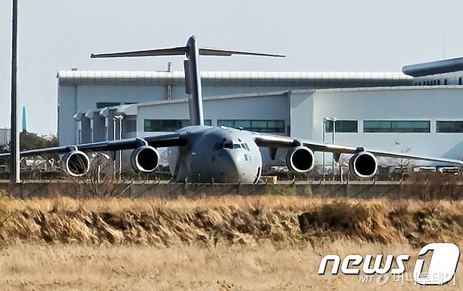 (인천공항=뉴스1) 정진욱 기자 = 한국에 코로나19 진단키트 수출을 요청했던 루마니아가 북대서양조약기구(나토·NATO) 소속 수송기를 동원해 한국산 진단키트 수송에 나섰다.27일 인천국제공항에 북대서양조약기구(나토·NATO)의 C-17 글로브마스터 수송기가 한국산 방호복과 코로나19 진단키트를 싣기 위해 착륙해 있다. 이 수송기는 루마니아 정부가 매입한 한국산 코로나19 진단키트와 방호복 등 물품수송을 위해 이웃나라 헝가리에 요청한 나토소속 군용기이며 지난 25일에도 인천공항에서 방호복 등을 수송했었다.2020.3.27/뉴스1