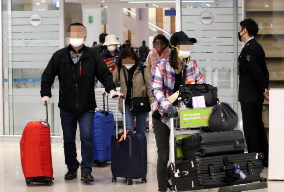 페루 고립 여행객, 코이카 단원 전세기 타고 귀국 - 페루 정부의 국경 폐쇄로 발이 묶였던 여행객과 봉사단원 등이 28일 오전 전세기를 타고 인천국제공항을 통해 귀국하고 있다. 2020.3.28 연합뉴스