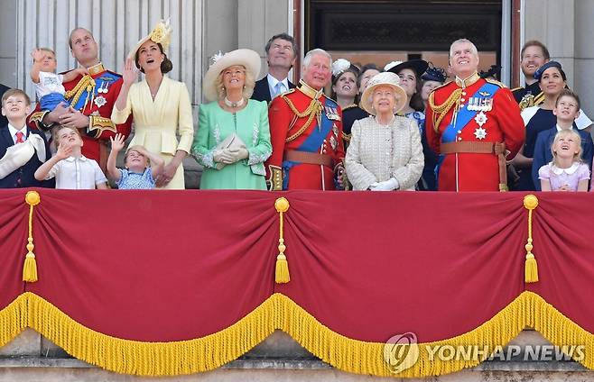 2019년 여왕 생일 축하 행사에 모인 영국 왕실 구성원들 [AFP=연합뉴스]
