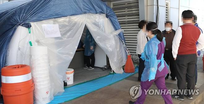 붐비는 제주대병원 선별진료소 [연합뉴스 자료 사진]