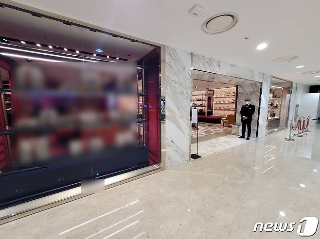 29일 오전 광주 서구 신세계백화점 광주점 내 한 명품매장이 손님 없이 썰렁한 모습을 보이고 있다. 보건당국은 전남 9번째 신종 코로나바이러스 감염증(코로나19) 확진환자는 지난 26일 이 매장을 방문한 것으로 파악하고 있다. 2020.3.29/뉴스1 © News1 황희규 기자