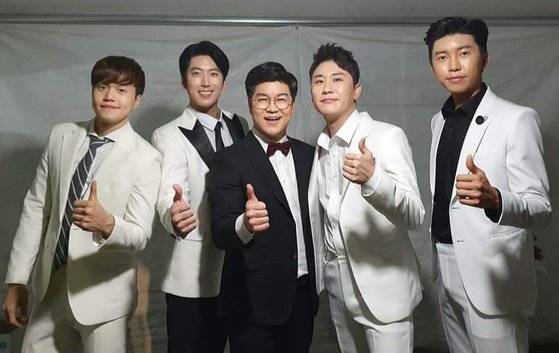 지난해 9월 전국민방이 제작한 '전국 Top10 가요쇼'에 이른바 '영 텐'으로 불리운 젊고 실력있는 가수 10명과 함께 출연해 오프닝 무대에서 '뿐이고'를 부른 뒤 후배들과 포즈를 취한 박구윤. 왼쪽부터 소유찬, 최현상, 박구윤, 영탁, 임영웅. 이날 영텐에 이찬원은 포함되지 않았다고 한다. 사진 박구윤