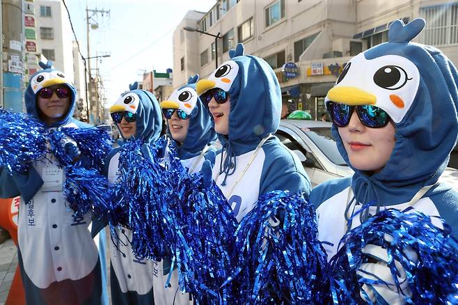 제20대 총선에서 펭귄 복장을 한 선거운동원 연합뉴스 자료사진