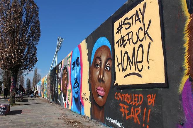 베를린 마우어파크의 '집에 머물러달라'는 당국의 요청에 반발하는 그라피티 [베를린=연합뉴스]