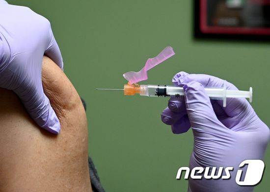 미국 뉴욕공과대학 연구진이 28일 (서울=뉴스1) 성재준 바이오전문기자 = 결핵 예방을 위한 유아 BCG 백신 접종이 신종 코로나바이러스(코로나19) 사망자 수를 억제하는데 도움 된다는 연구 결과를 공개했다. © AFP=뉴스1
