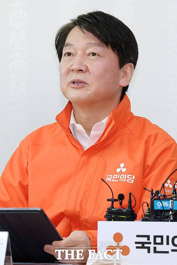 안철수 국민의당 대표는 30일 "메르스 때의 4배에 달하는 사망자가 발생했는데 정부여당은 선거 전략으로 코로나19 방역을 자화자찬하고 있다"고 비판했다. /국회=이선화 기자