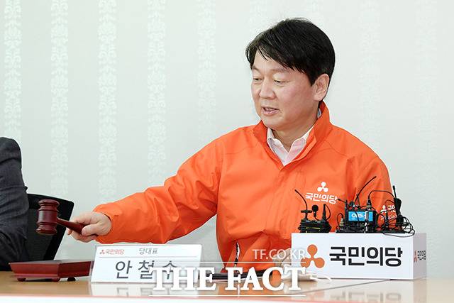 안 대표는 "지역구는 어떤 정당이든 선호하는 후보를 찍으시더라도, 비례정당투표만큼은 국민의당을 찍어 대한민국 정치를 바꿔 달라. 국민 여러분의 전략적 교차투표로, 정치개혁을 꼭 이루어 주십시오"라고 호소했다.