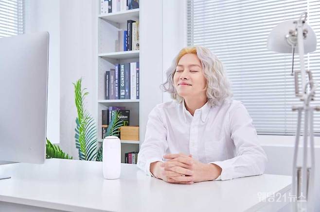 사진 : 휘아(WHIA), 전속 모델 김희철과의 화보