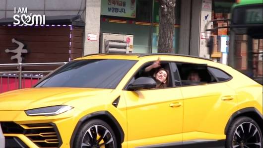가수 전소미가 고급 외제차량을 운전하는 모습을 공개하면서 가격에도 관심이 모아진다.  /사진=유튜브 채널 'THEBLACKLABEL' 방송화면 캡처