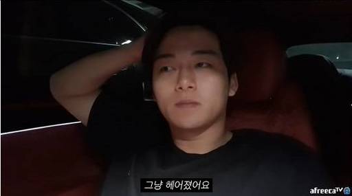 유튜버 송대익이 30일 공개한 영상에서 “연인 이민영과 헤어졌다”고 밝혔다. 송대익 유튜브 캡처