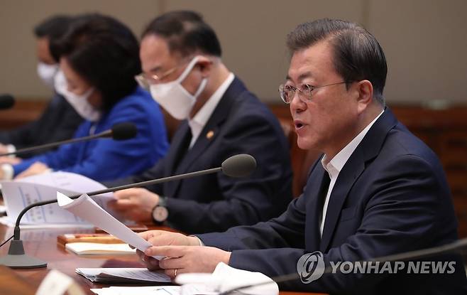 비상경제회의 발언하는 문 대통령 (서울=연합뉴스) 한상균 기자 = 문재인 대통령이 30일 청와대에서 코로나19 관련 제3차 비상경제회의를 하고 있다. xyz@yna.co.kr