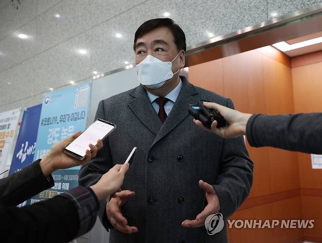 취재진 질문 답하는 싱하이밍 대사 싱하이밍 주한 중국대사가 지난 27일 오후 서울 종로구 외교부로 초치돼 취재진의 질문에 답하는 모습. [연합뉴스 자료사진]