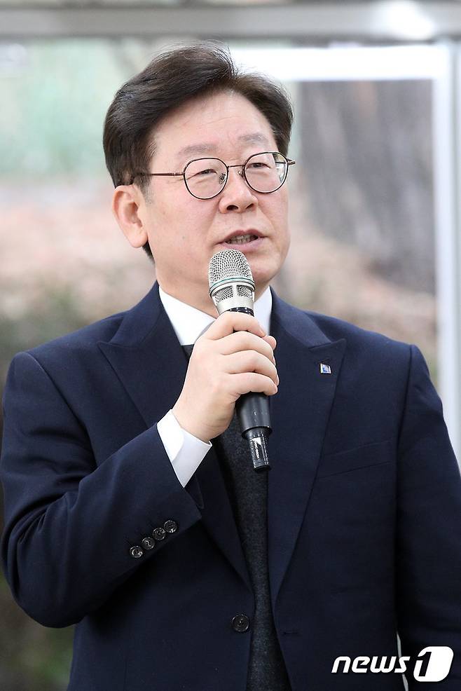 이재명 경기지사는 이명박, 박근혜 정권 10년간 부정부패, 예산낭비, 부자감세 없었다면 지금쯤 국민 1인당 1000만원씩 주고도 남았다며 미래통합당 등의 '퍼주기' 비판을 정면으로 받아쳤다. © 뉴스1