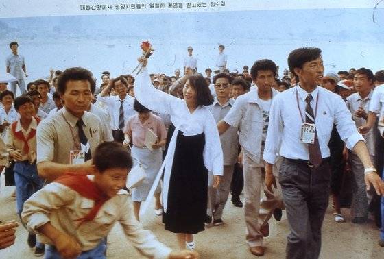 1989년 6~8월 무단 방북한 임수경씨가 평양 대동강변에서 평양시민의 열렬한 환영을 받고 있다. [중앙포토]