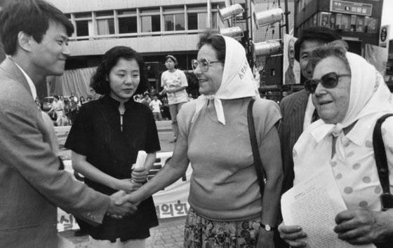 1994년 아르헨티나 5월 광장 어머니회 소속 회원들이 임종석, 임수경씨와 인사를 나누고 있다. [중앙포토]