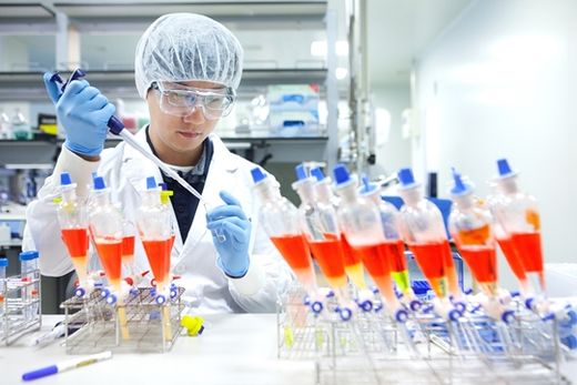 (사진) SK바이오사이언스 연구원이 백신 생산을 위한 연구를 진행하고 있다. /SK바이오사이언스 제공