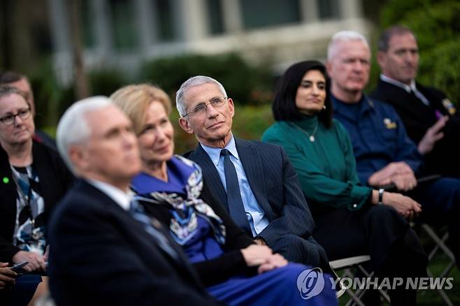 도널드 트럼프 미국 대통령의 기자회견을 지켜보는 코로나19 TF 인사들 2020.3.29 REUTERS/Al Drago/File Photo