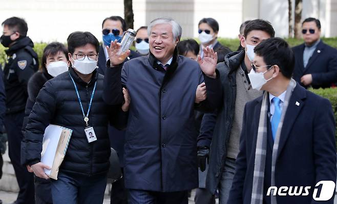 공직선거법 위반 혐의를 받고 있는 전광훈 목사(한국기독교총연합회 대표회장)가 24일 오후 서울 서초구 중앙지방법원에서 구속 전 피의자 심문(영장실질심사)을 마친 후 경찰 호송차로 향하고 있다. 2020.2.24/뉴스1 © News1 안은나 기자