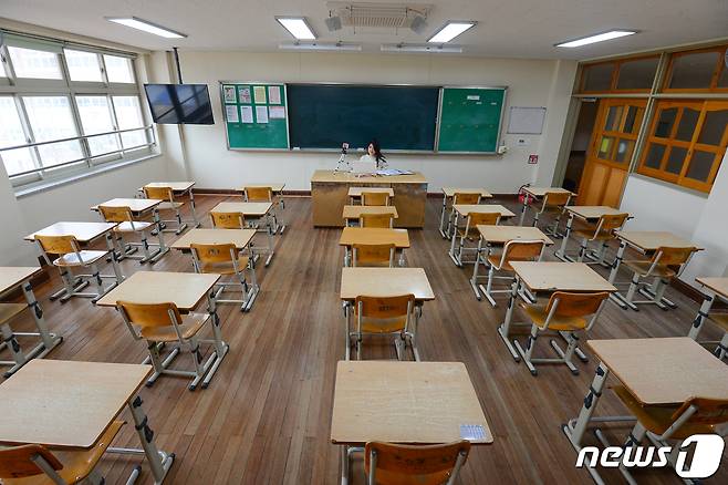 1일 오전 광주 북구 지산중학교에서 한 중3 담임교사가 휴대전화 앱의 실시간 방송 기능을 활용해 학급 조회를 하고 있다. 2020.4.1 /뉴스1 © News1 한산 기자