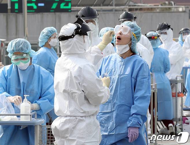 1일 오전 신종 코로나바이러스 감염증(코로나19) 집단 감염으로 폐쇄가 결정된 경기 의정부시 가톨릭대학교 의정부성모병원에서 병원 의료진이 코로나19 검진을 받고 있다. 2020.4.1 © News1 신웅수 기자