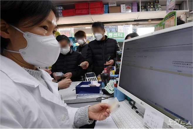 서울 종로구의 한 약국에서 시민들이 공적 마스크를 구매하고 있다. (사진=박종민 기자/자료사진)