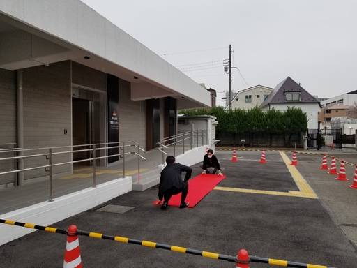 일본 정부 관계자들이 30일 개관식을 하기 위에 산업유산정보센터 앞마당에 레드카펫을 깔고 있다.&nbsp;도쿄=김청중 특파원&nbsp;