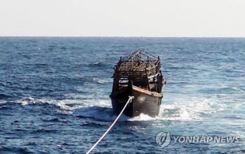 인계되는 북측 목선 (서울=연합뉴스) 2019년 11월 8일 오후 해군이 동해상에서 북한 목선을 북측에 인계하기 위해 예인하고 있다. 해당 목선은 16명의 동료 승선원을 살해하고 도피 중 군 당국에 나포된 북한 주민 2명이 승선했던 목선으로, 탈북 주민 2명은 전날 북한으로 추방됐다. 2019.11.8  [통일부 제공. 재판매 및 DB금지]