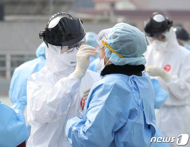 1일 오전 신종 코로나바이러스 감염증(코로나19) 집단 감염으로 폐쇄가 결정된 경기 의정부시 가톨릭대학교 의정부성모병원에서 병원 의료진이 코로나19 검진을 받고 있다. 2020.4.1/뉴스1 © News1 신웅수 기자